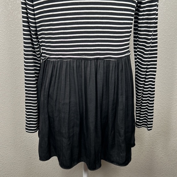 Led Black & White Striped Long Sleeve Flowy Top Size Medium - Picture 5 of 7
